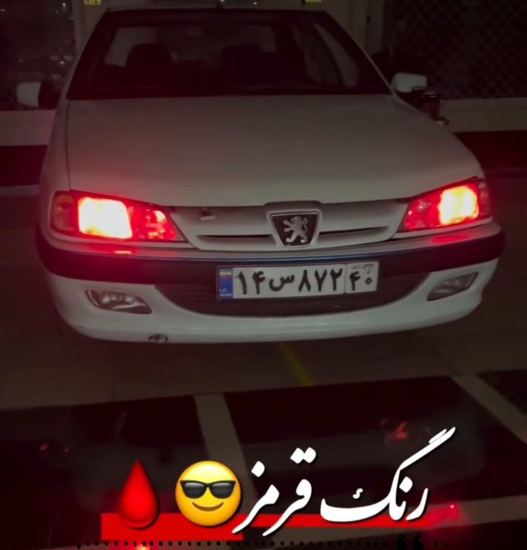 نور قرمز چراغ سکن رنگی خودرو